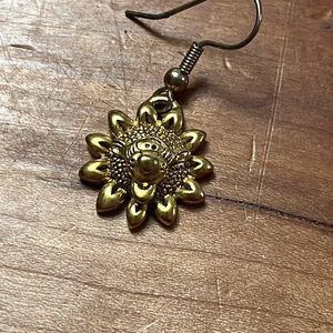 Disney Tigger gold tone earring